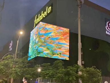Pantalla LED urbana nocturna